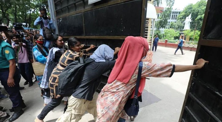 ইডেন কলেজর শিক্ষার্থীদের ওপর ছাত্রলীগের হামলার অভিযোগ